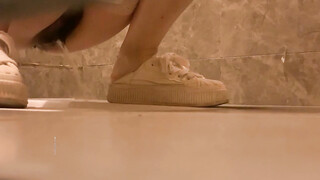 一月新流出魔手外购高档写字楼女厕偷拍白领尿尿拿着茶杯的拖鞋美女的无毛逼