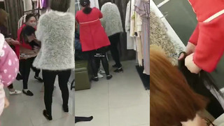 漂亮的服装店长当小三，被原配带人剪头发，并且扒光衣服游街！~1